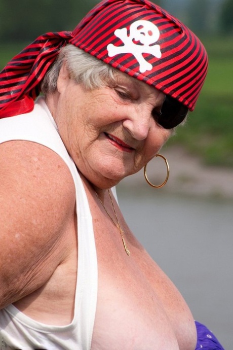 mamie aux gros seins chevauche joli sexe collection