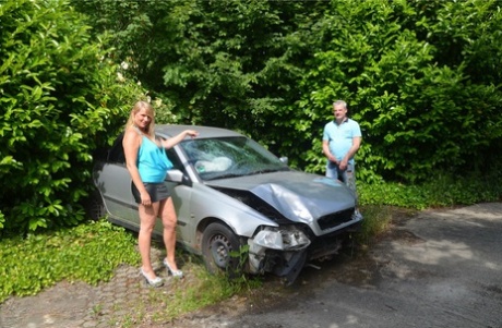 femme plus âgée montrant sa chatte sur un canapé belle qualité image