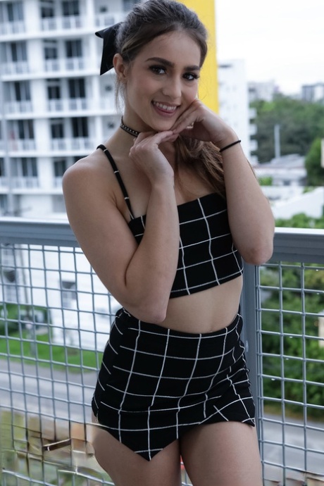 Sofie Reyez modèle xxx photo