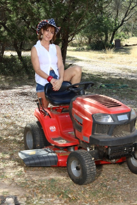 vieille femme sage en péril chaud nu photo