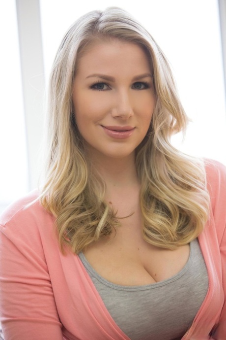 Lexi Lowe modèle magnifique img