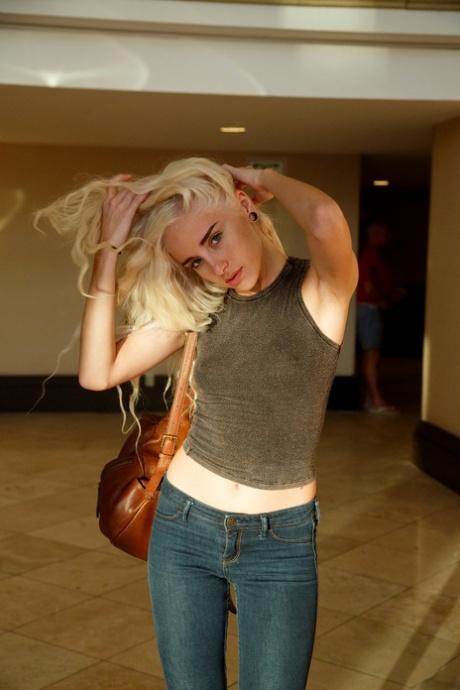 Naomi Woods modèle chaud photos