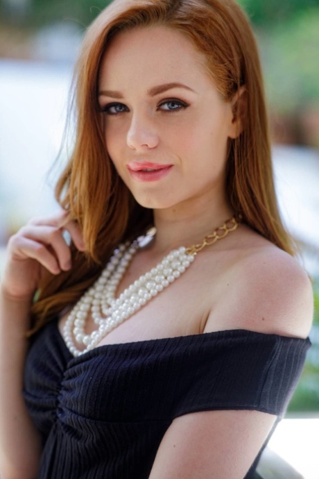 Ella Hughes modèle adulte images